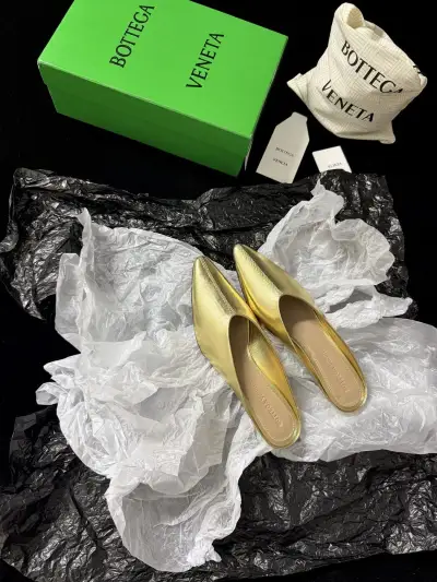 Bottega Veneta Alternative Sharp-Toe Thin Heel Mule in Gold