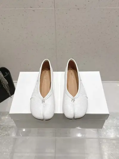 Maison Margiela Alternative Tabi Split-Toe Ballet Flat in White