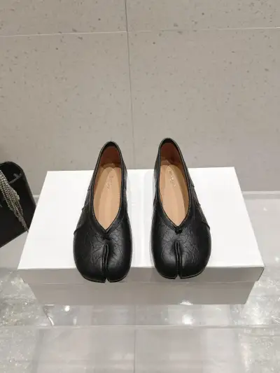 Maison Margiela Alternative Tabi Split-Toe Ballet Flat in Black