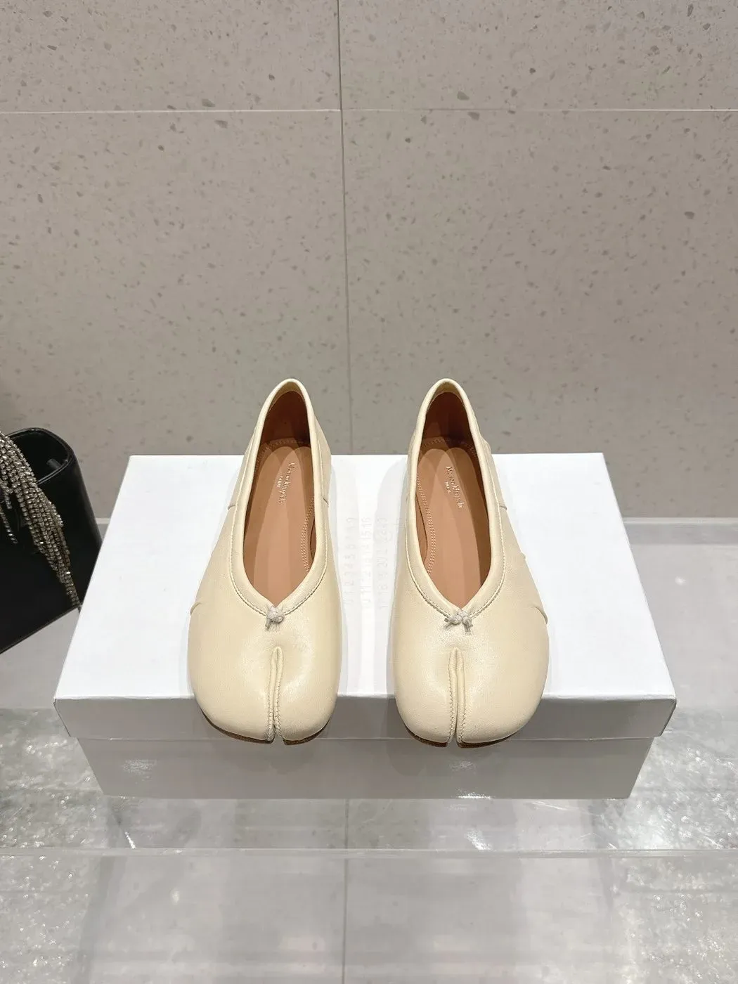 Maison Margiela Alternative Tabi Split-Toe Ballet Flat in Cream