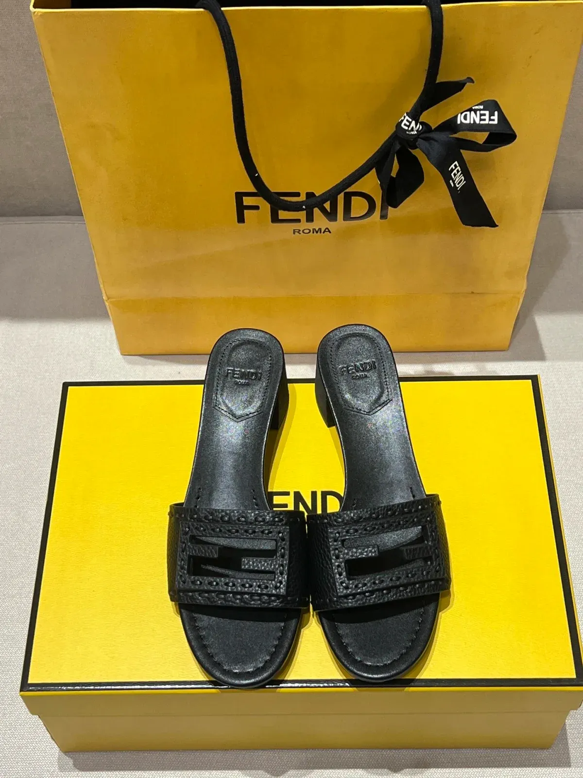 Fendi Alternative Wide Strap Slides in ყავისფერი
