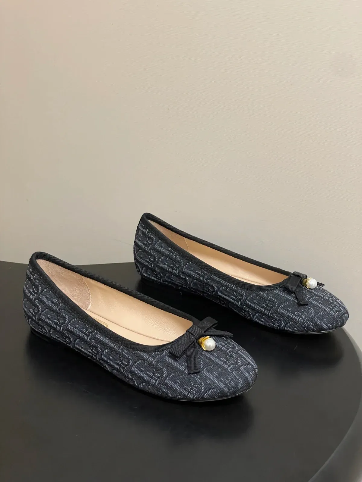 Dior Alternative Ballet Flat Pendant Necklace in მუქი ლურჯი