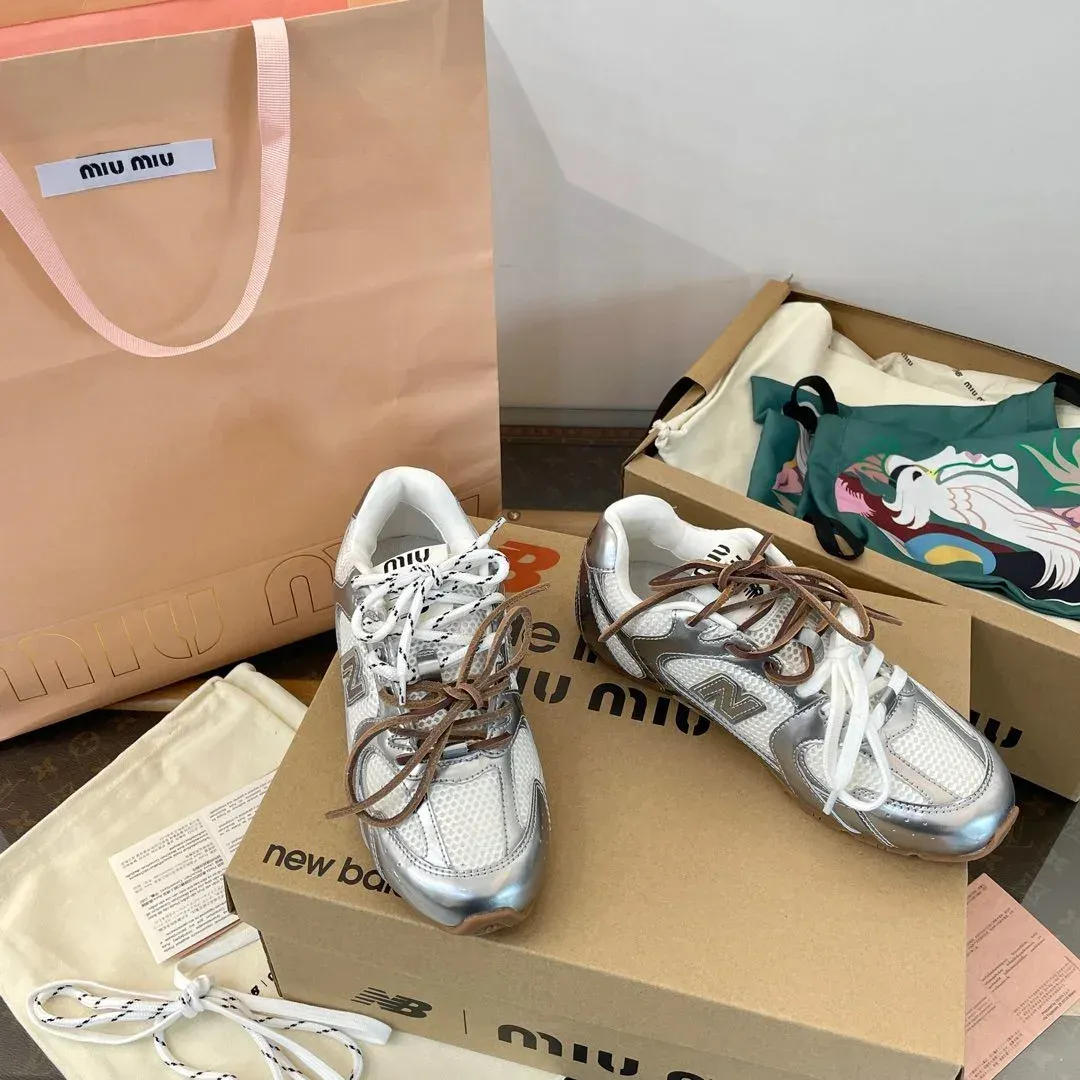 Miu Miu Alternative New Balance Sneakers in ვერცხლისფერი