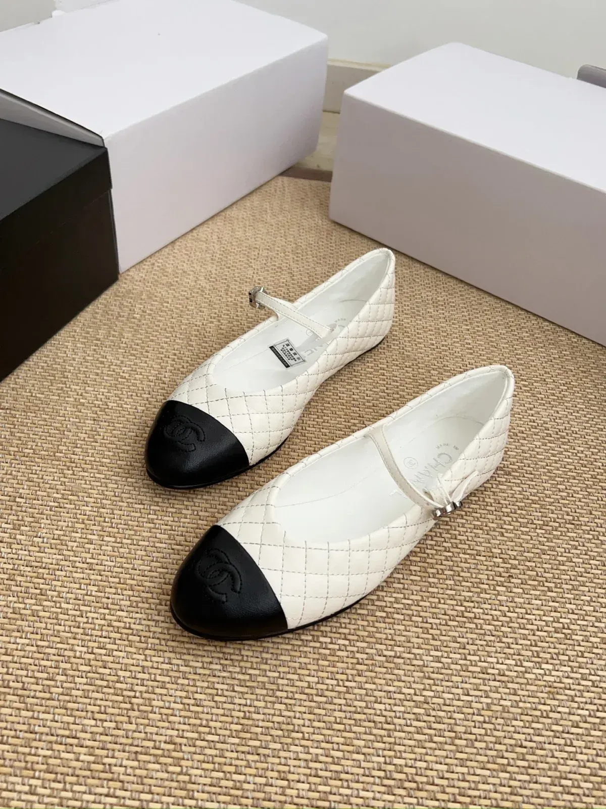 Chanel Alternative Quilted Leather Flats in თეთრი