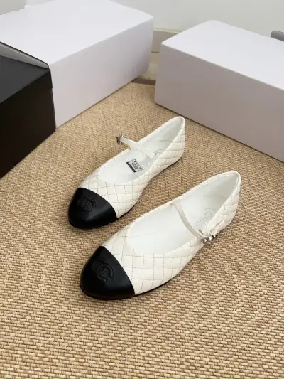 Chanel Alternative Quilted Leather Flats in თეთრი