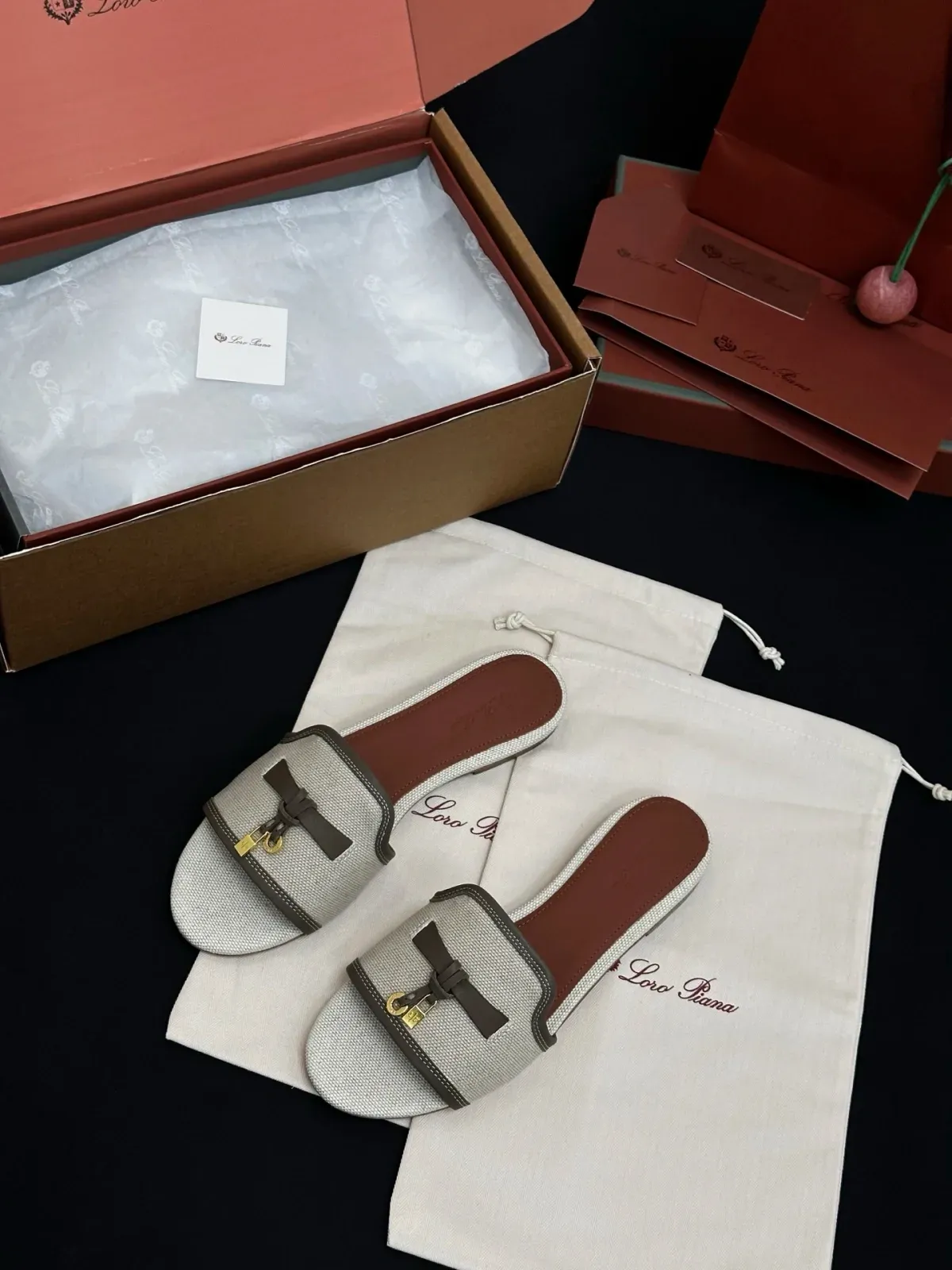 Loro Piana Alternative Summer Charms Mules in თეთრი