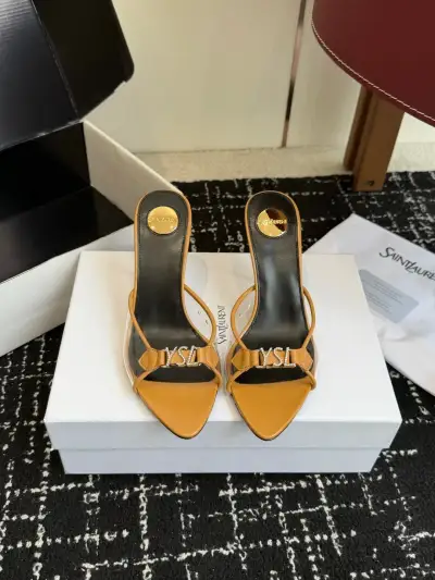 Saint Laurent Alternative Crystal Buckle Heels in თეთრი