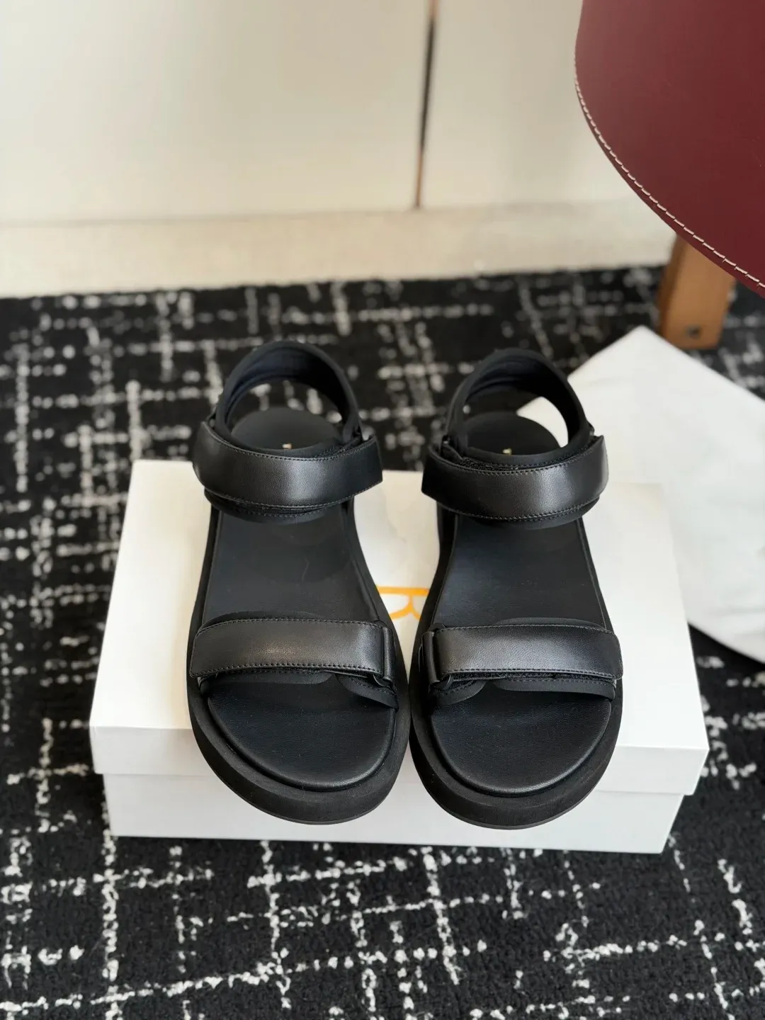 The Row Alternative Velcro Sandals in შავი