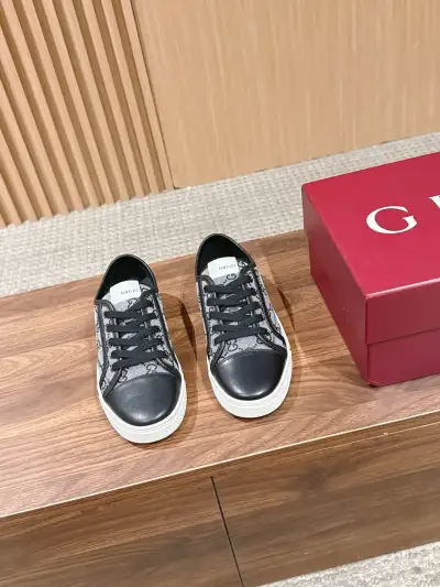 Gucci Alternative GG Embossed Sneakers in თეთრი