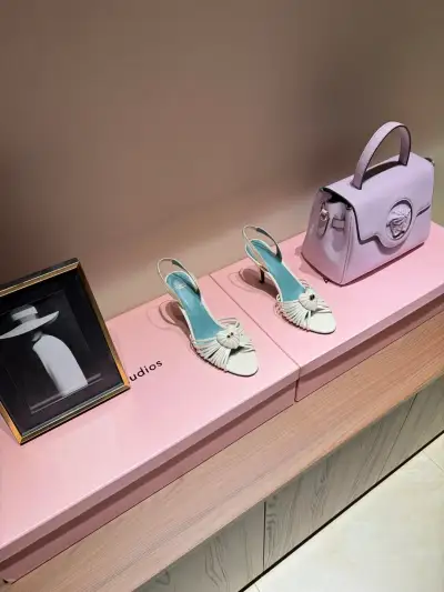 Valentino Alternative Black Strappy Sandals in შავი