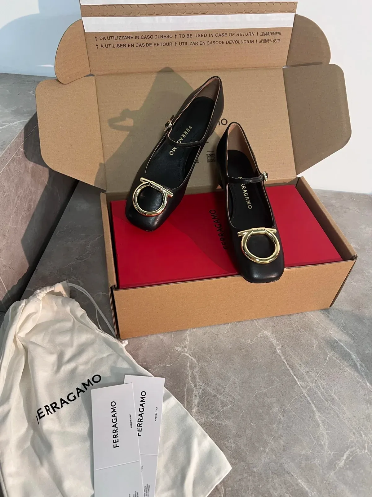 Salvatore Ferragamo Alternative Lady in შავი