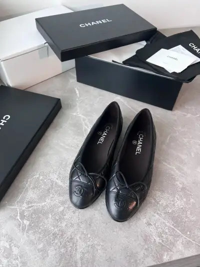 Chanel Alternative Quilted Embroidered Ballet Flats in შავი