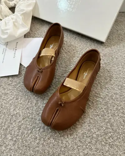 Maison Margiela Alternative Tabi in ყავისფერი