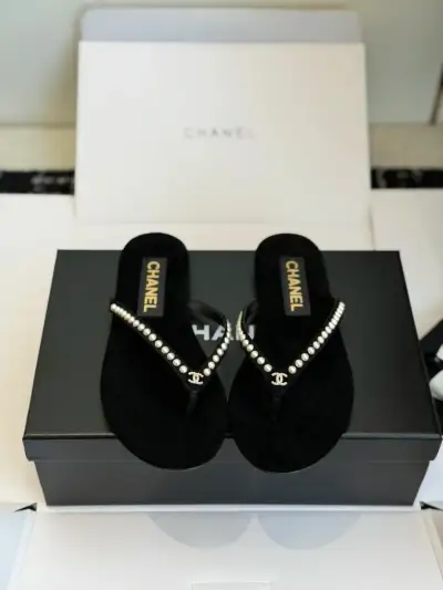 Chanel Alternative logo in შავი