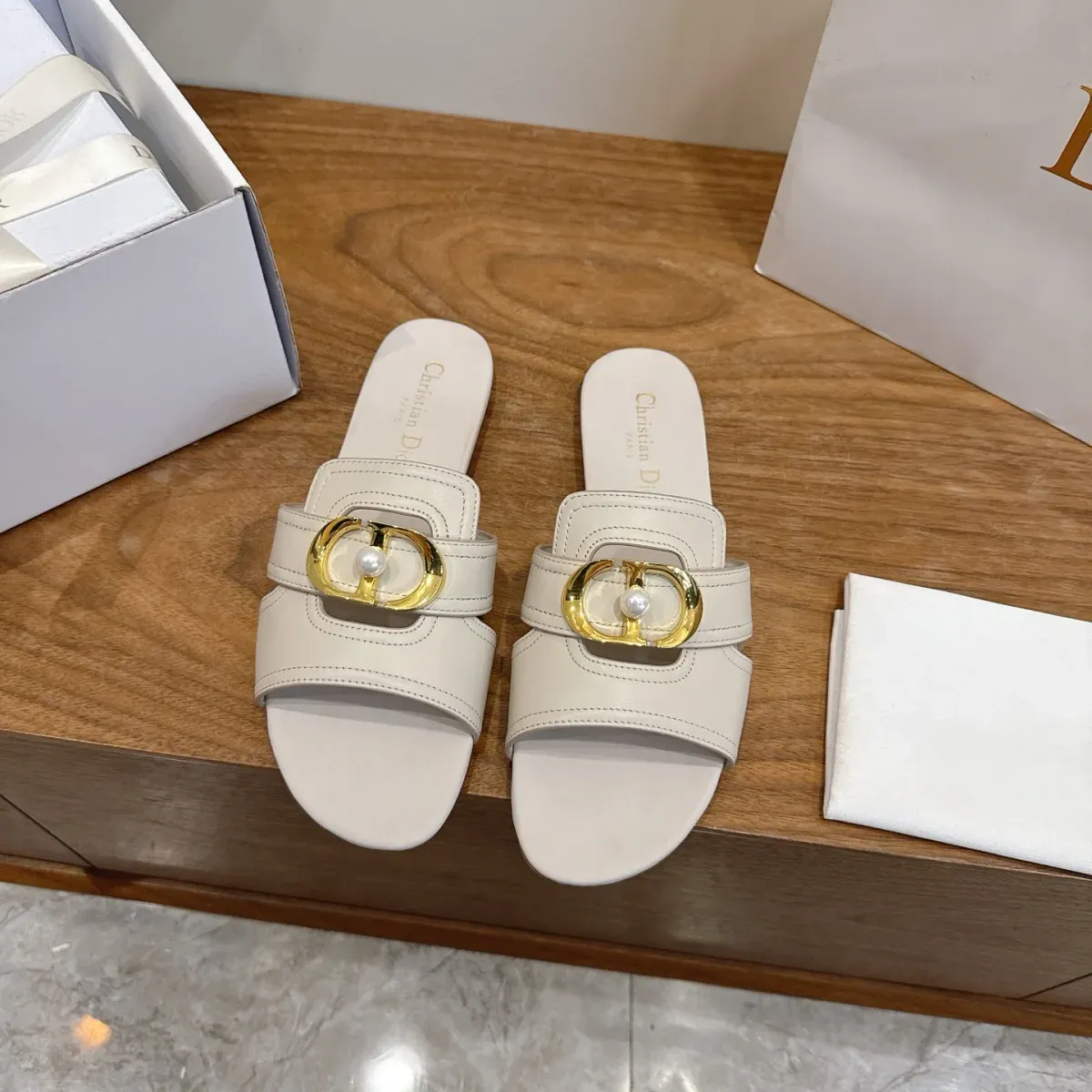 Dior Alternative logo in შავი
