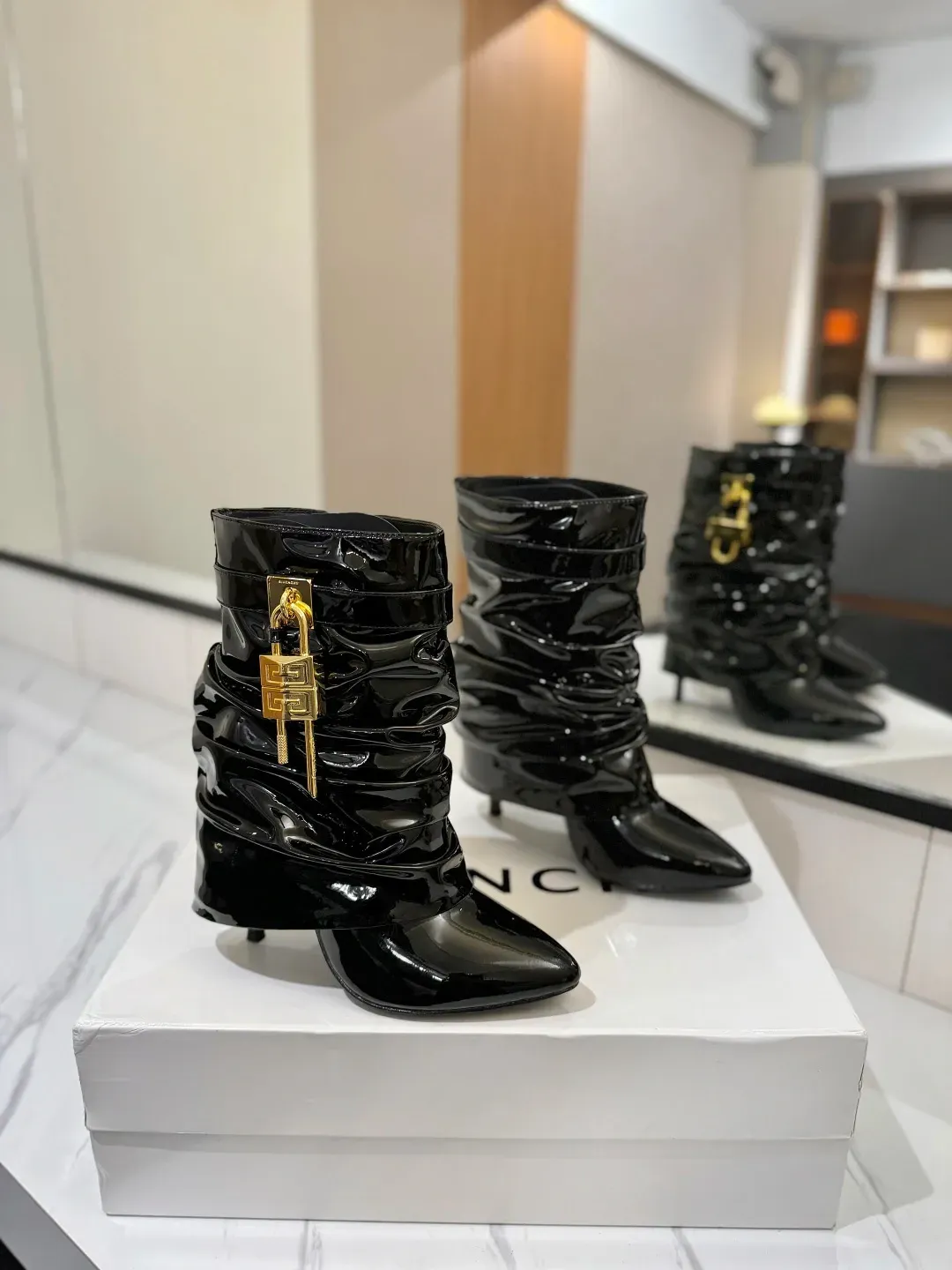 Givenchy Alternative Shark in ოქროსფერი