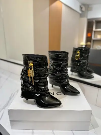 Givenchy Alternative Shark in ოქროსფერი