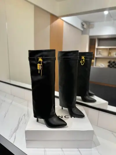 Givenchy Alternative Shark in ოქროსფერი