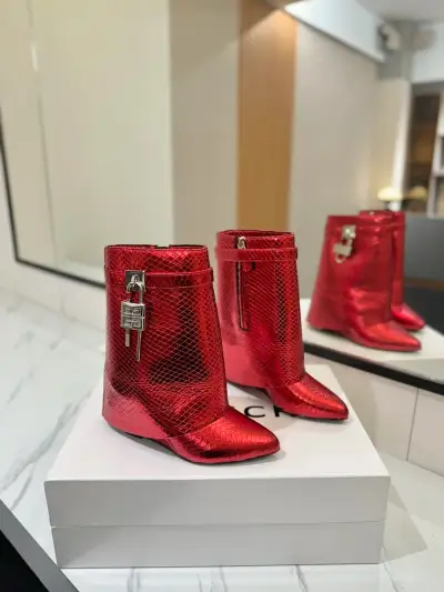 Givenchy Alternative Shark in ოქროსფერი