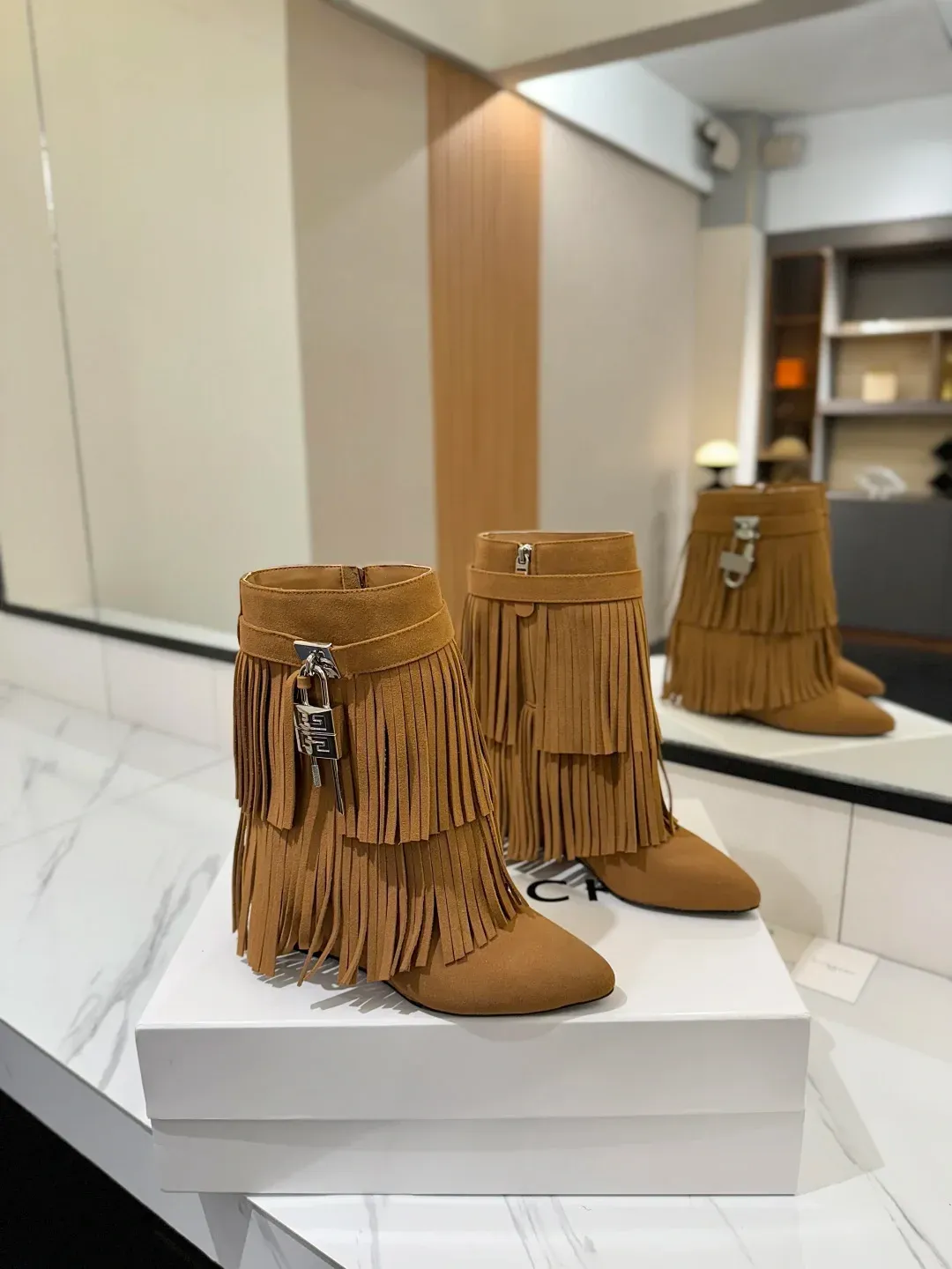 Givenchy Alternative Shark in ოქროსფერი