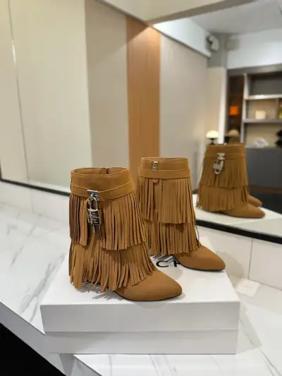 Givenchy Alternative Shark in ოქროსფერი