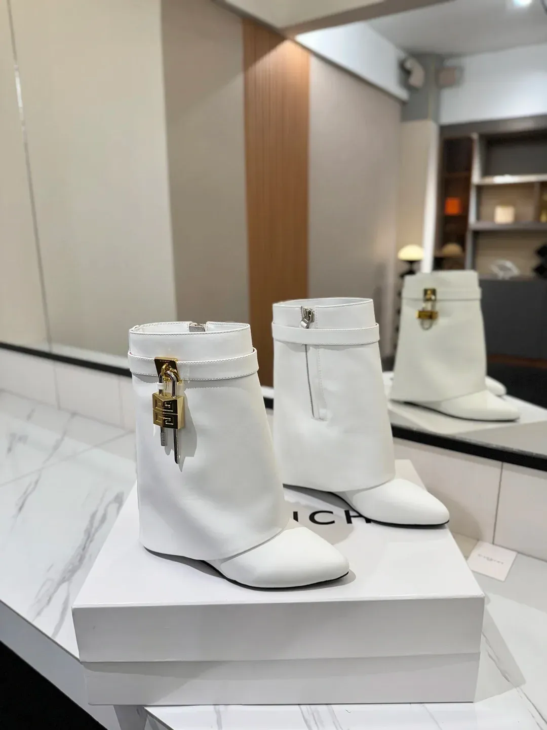 Givenchy Alternative Shark in ოქროსფერი