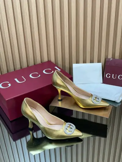 Gucci Alternative Crystal Double G Pumps in წითელი