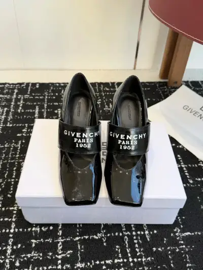 Givenchy Alternative Sliced in