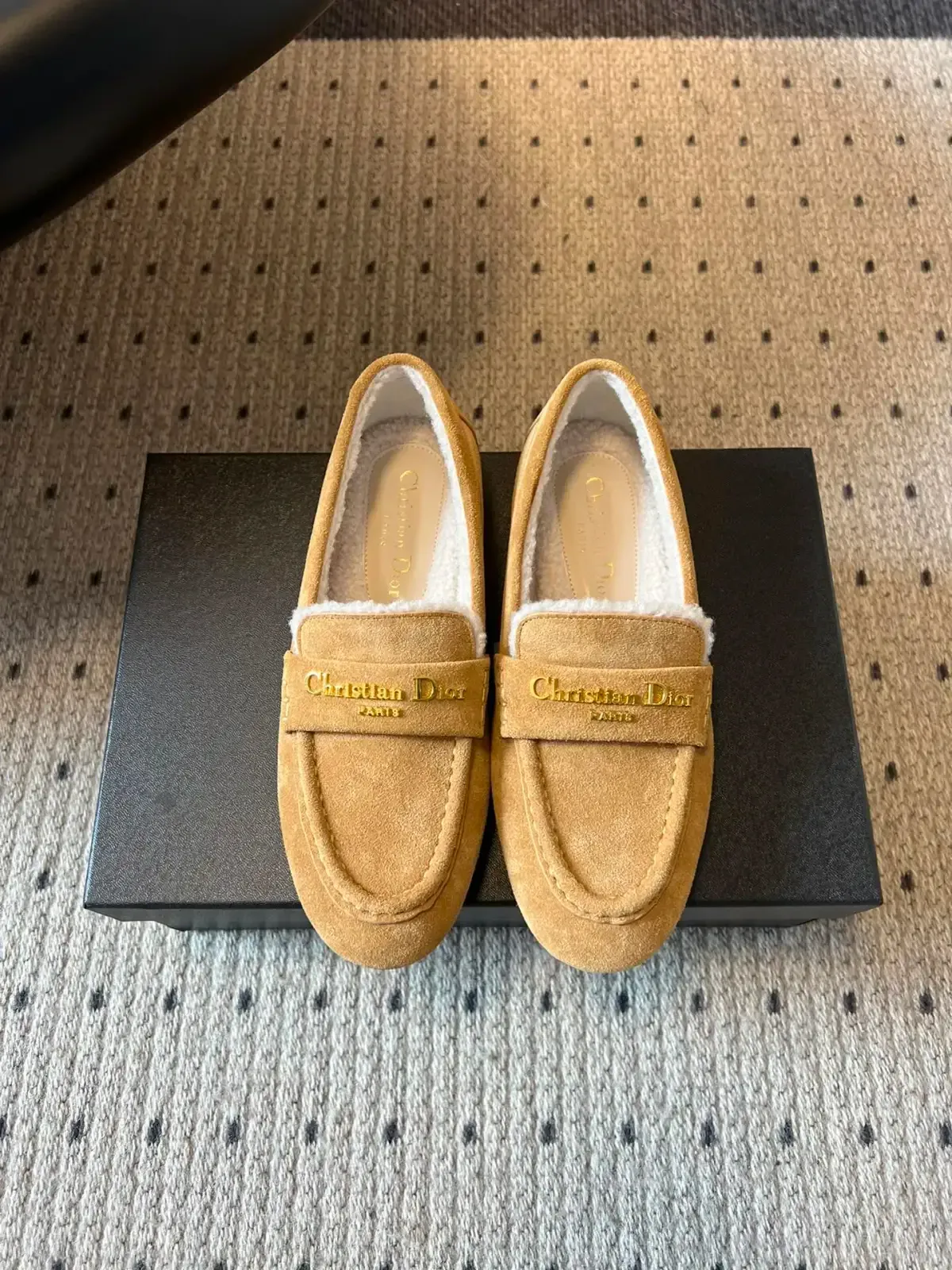 Dior Alternative Shearling Loafers in ოქროსფერი