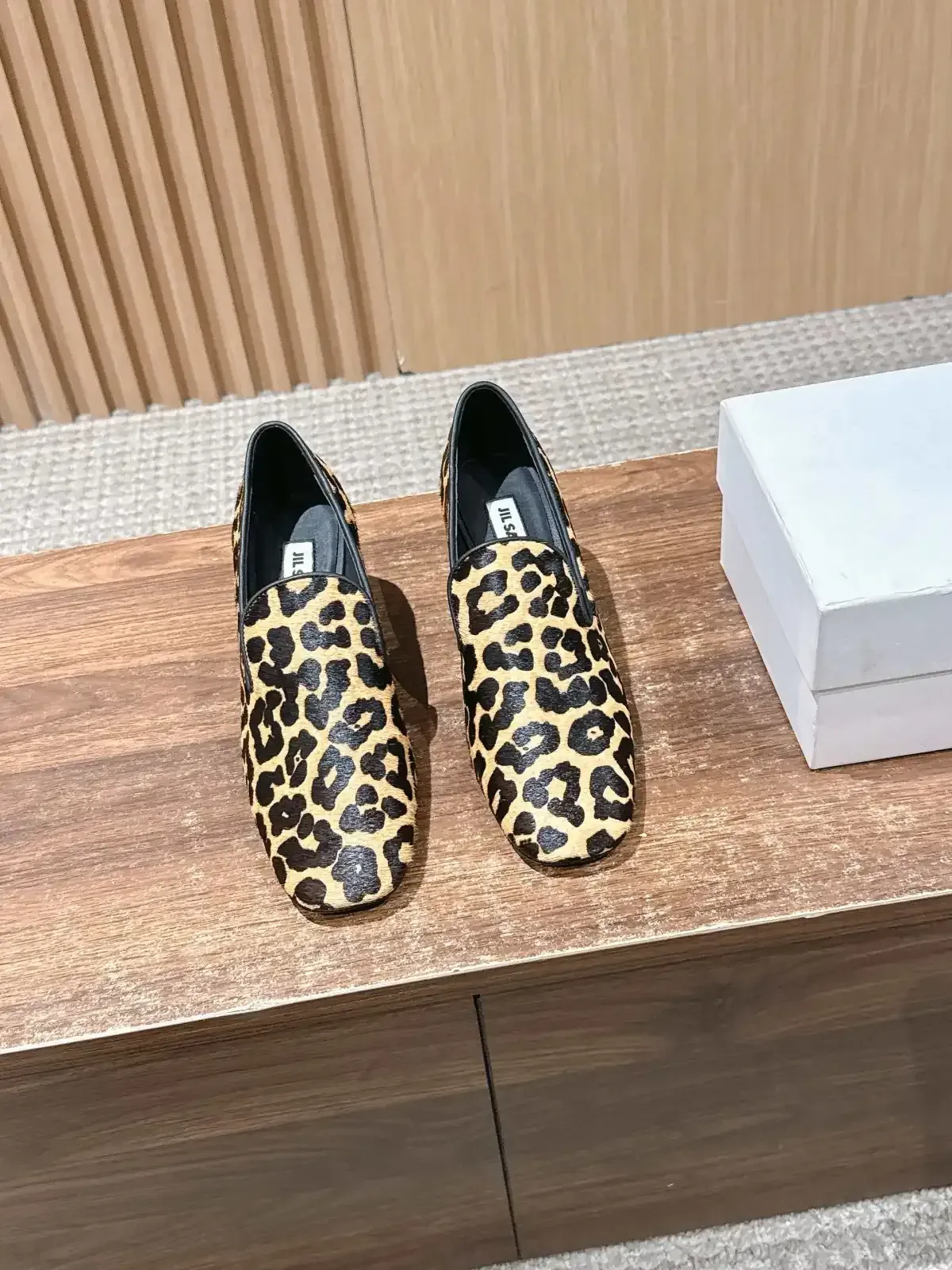 Jil Sander Alternative Chain Kitten-Heel Loafers in ოქროსფერი