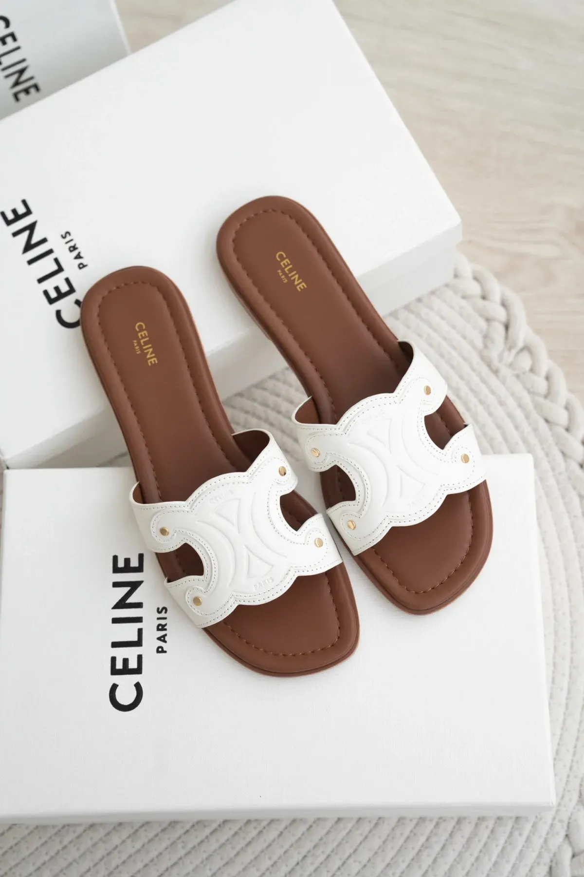 Celine Alternative logo in თეთრი