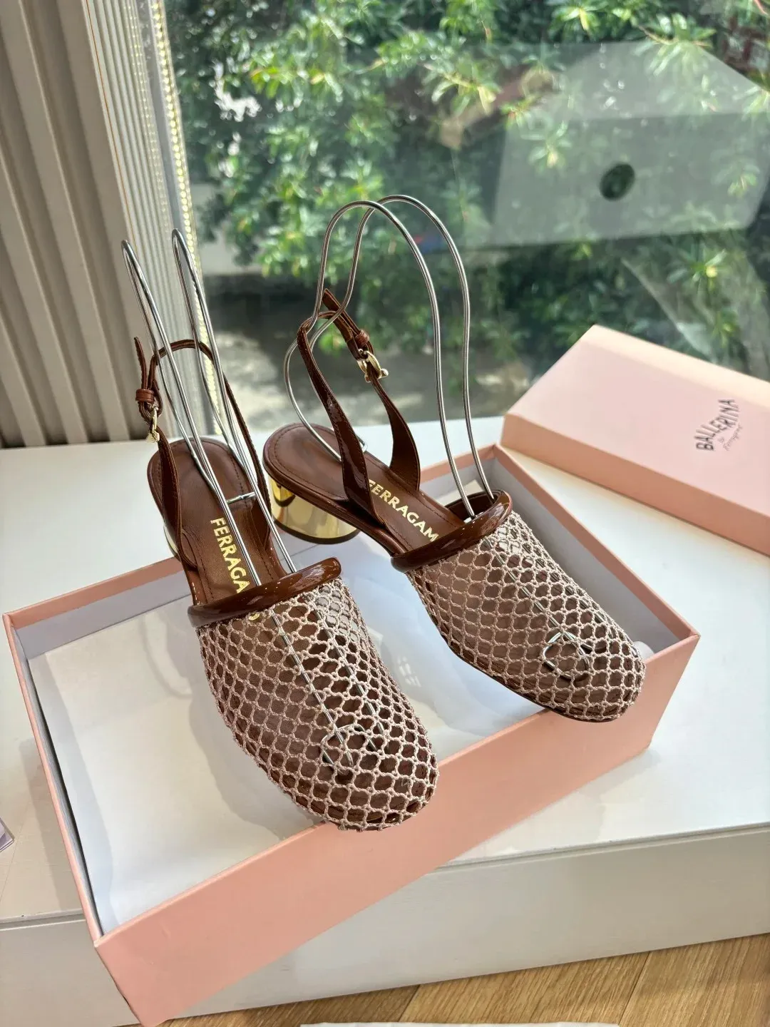 Salvatore Ferragamo Alternative Vara in 