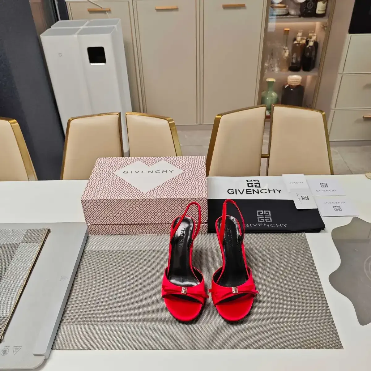 Givenchy Alternative Bow Heel Sandals in ვარდისფერი
