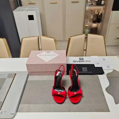 Givenchy Alternative Bow Heel Sandals in ვარდისფერი