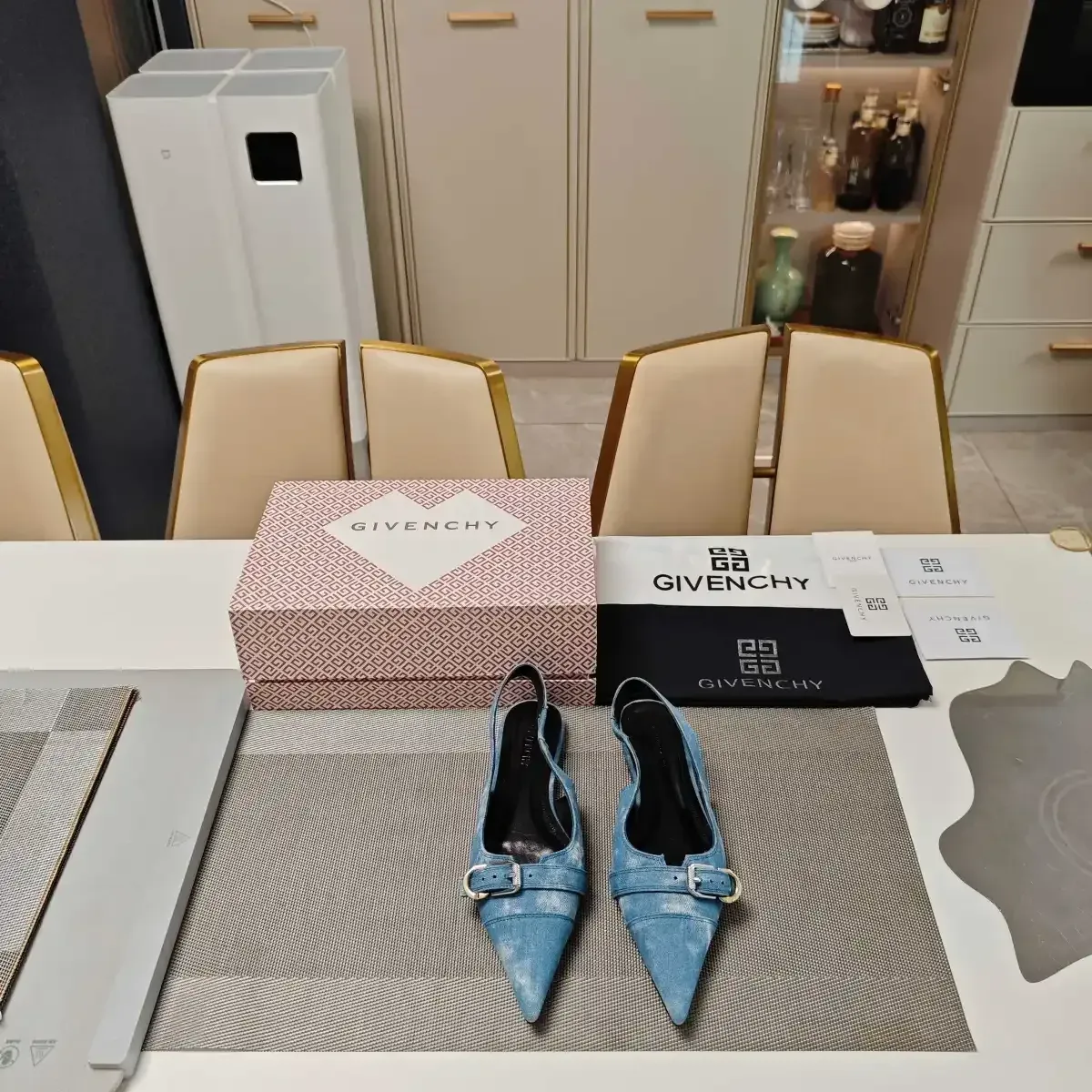 Givenchy Alternative Buckle Slide Sandals in ვარდისფერი