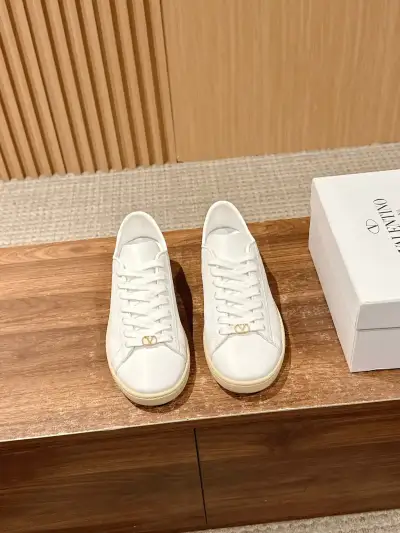 Valentino Alternative Minimalist Sneakers in თეთრი