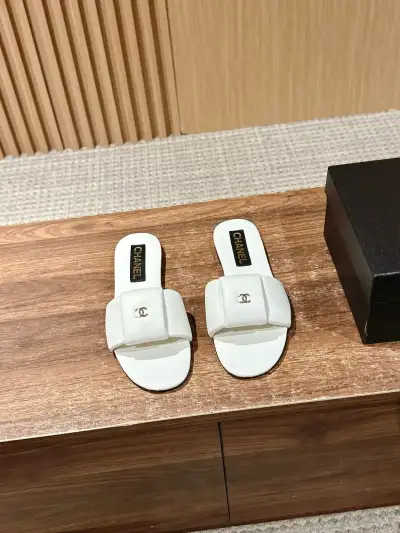 Chanel Alternative Double C Slides in შავი