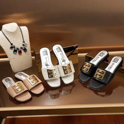 Givenchy Alternative Open Toe Slides in შავი
