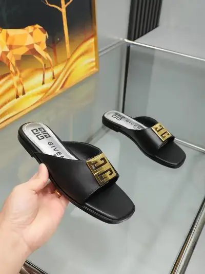 Givenchy Alternative Flat Slides in შავი