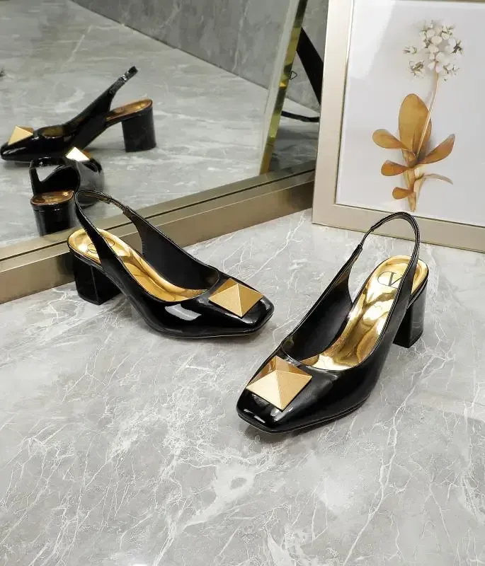 Valentino Alternative Metal Buckle Pumps in შავი