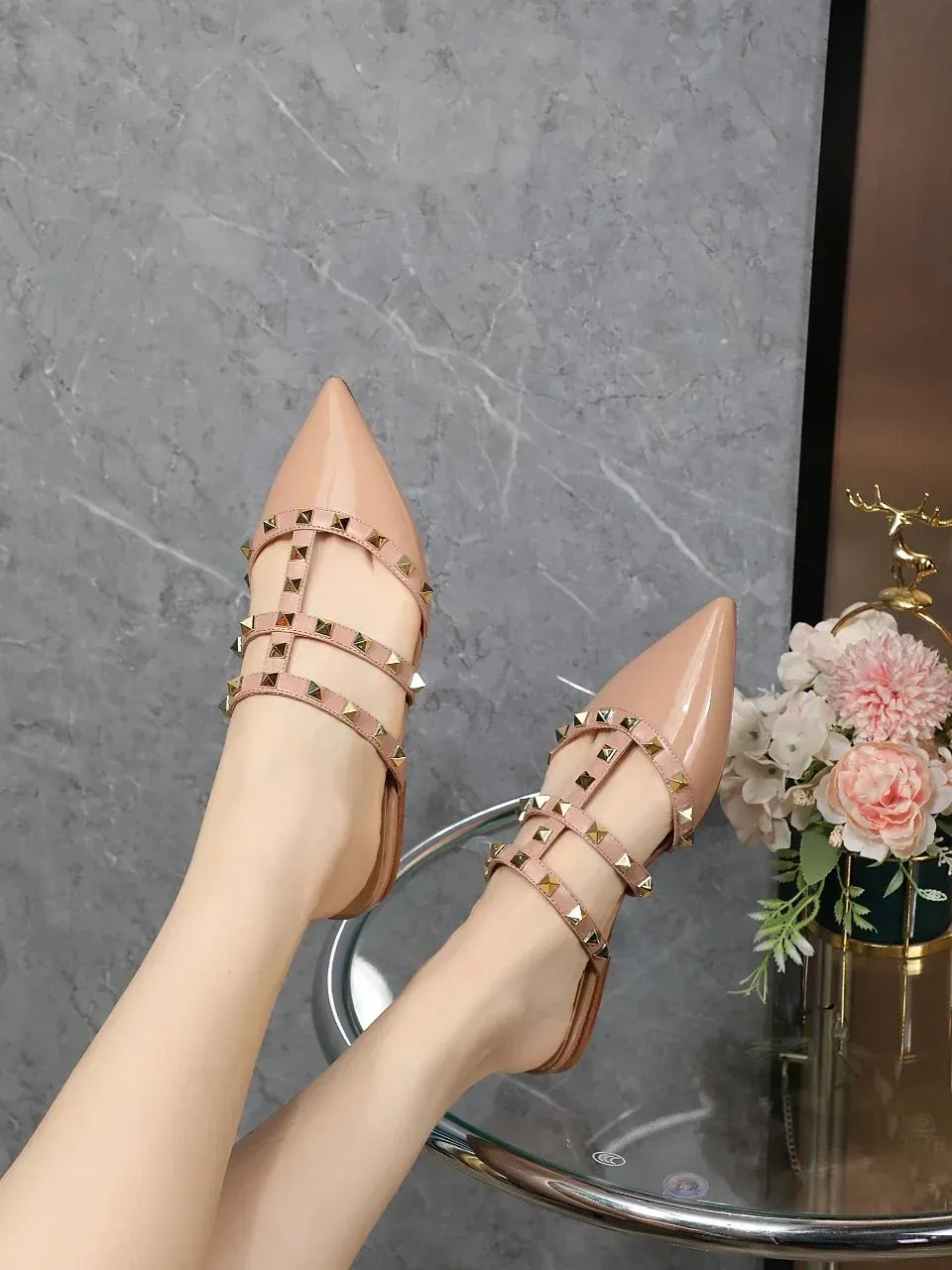 Valentino Alternative Classic Patent Sandals in შავი