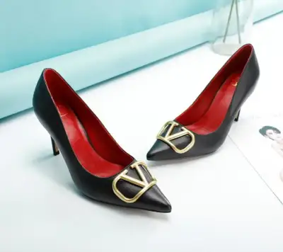 Valentino Alternative V-Buckle Pumps in შავი