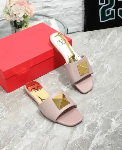 Valentino Alternative Leather Slides in შავი