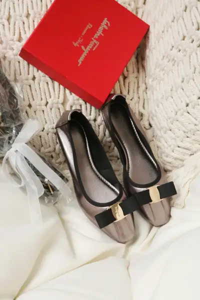 Salvatore Ferragamo Alternative Ferragamo Bow Flats in შავი