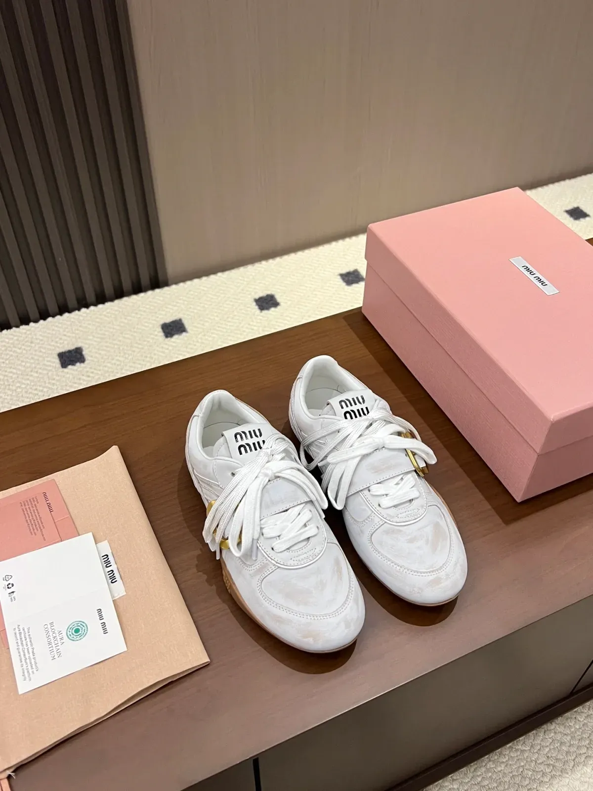 Miu Miu Alternative Gold Buckle Sneakers in თეთრი