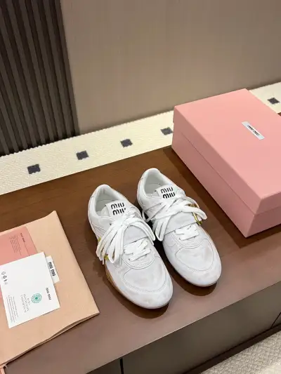 Miu Miu Alternative Gold Buckle Sneakers in თეთრი